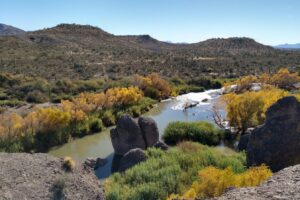 A una hora de Phoenix se encuentra el pacífico oasis del desierto de Arizona para pescar, pasear en bote y nadar en aguas frescas