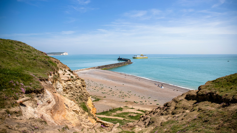 Newhaven Beach y acantilados blancos de Fort Hill en un día claro, Inglaterra, Reino Unido