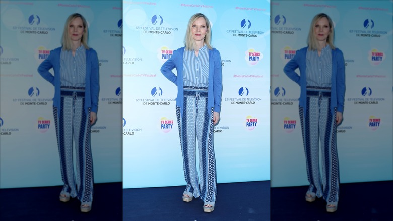 Melissa Sue Anderson posa con camisa de rayas, cárdigan azul y pantalón azul estampado