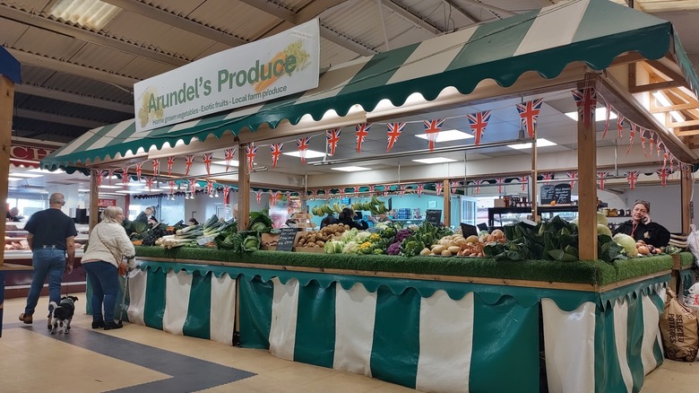 Puesto de productos frescos en Freeman Street Market en el interior