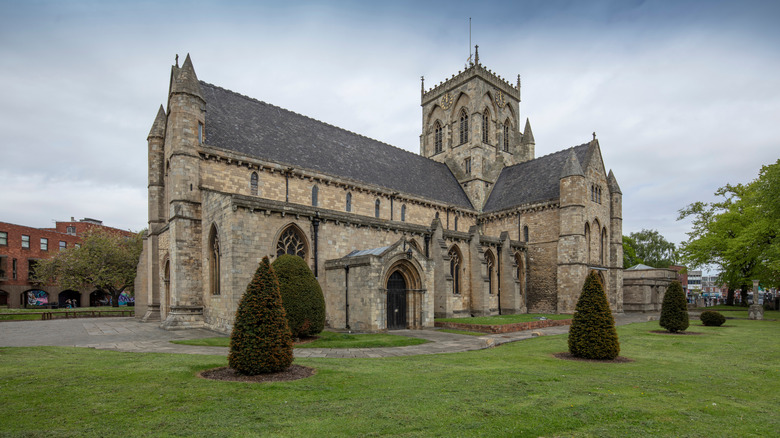 Exteriores de la catedral de Grimsby en ladrillo tosco