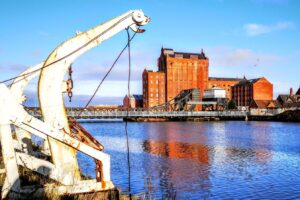 A menos de una hora de Hull se encuentra una ciudad portuaria inglesa con mercados, restaurantes locales y atracciones históricas.