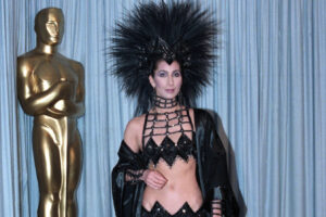 7 de los atuendos más icónicos al estilo Bob Mackie usados ​​por celebridades