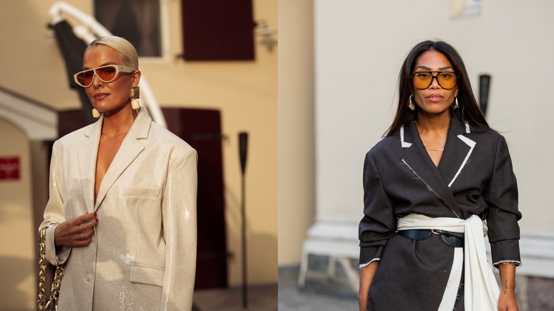 Una mujer con una chaqueta blanca de lentejuelas a la izquierda y una mujer con una chaqueta negra a la derecha.