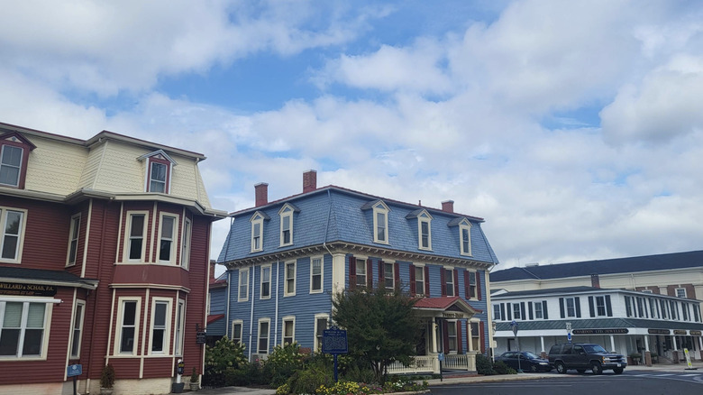 Algunos edificios antiguos en un día nublado en Georgetown, la sede del condado de Sussex