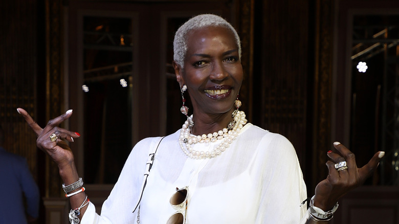 Esther Kamatari con un vestido blanco