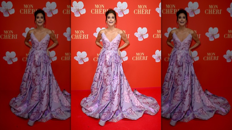 Teri Hatcher con un vestido floral morado sin tirantes