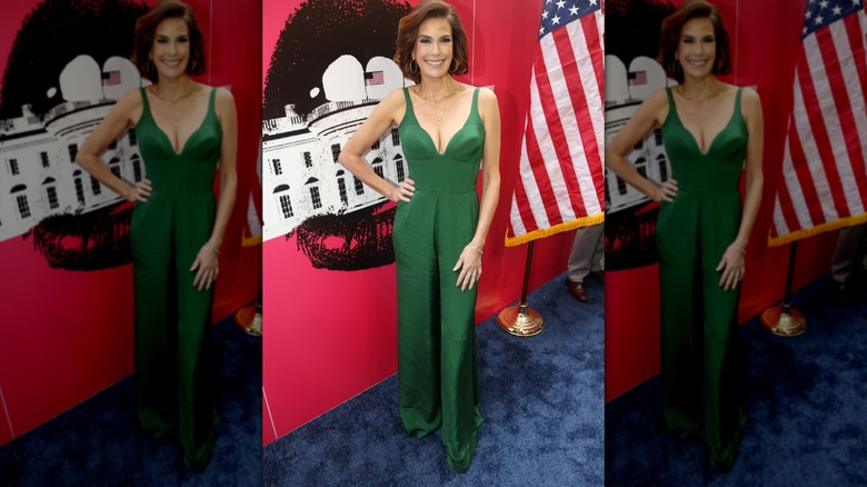 Teri Hatcher con un mono verde brillante