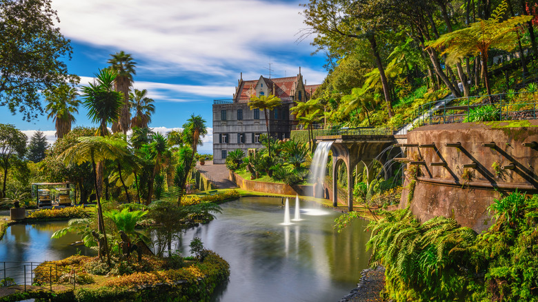 Vista de los jardines y antiguo hotel de Monte Palace.