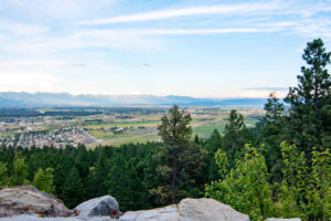 El parque estatal anónimo de Montana, con rutas de senderismo y pesca, ofrece vistas panorámicas del valle Flathead