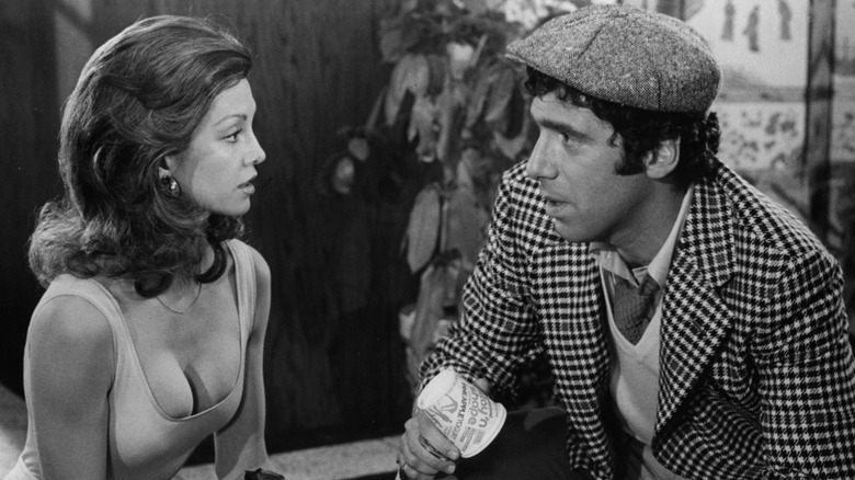 Victoria Principal con Elliot Gould en la película de 1975 