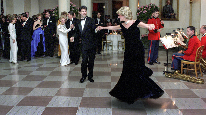 La princesa Diana bailando con John Travolta