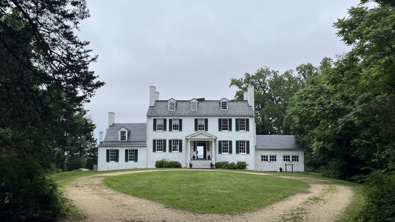 Mount Aventine Manor House flanqueada por árboles en Chapman State Park en Maryland