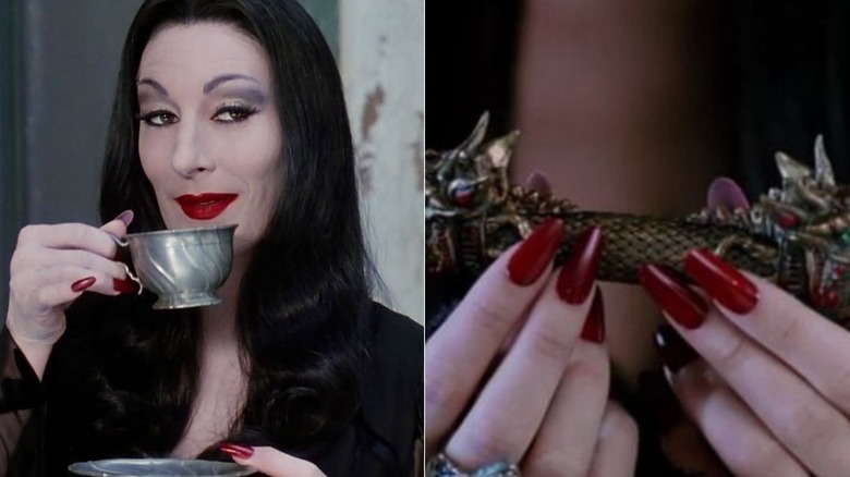 (Izquierda) Anjelica Huston como Morticia en "La familia Addams" bebiendo té (R) Primer plano de las uñas rojas de Morticia