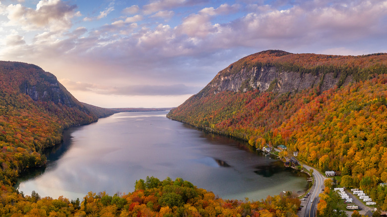 Como Willoughby, Vermont, rodeado de follaje otoñal en las laderas de las montañas