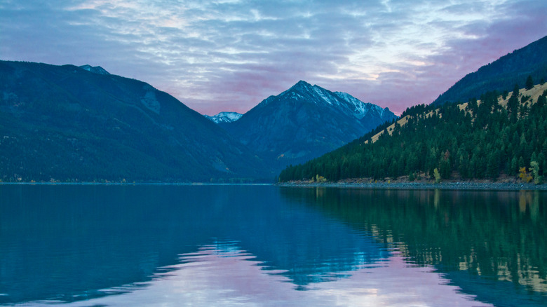 Lago Wallowa en Oregón, con nubes de color púrpura al atardecer detrás de las montañas