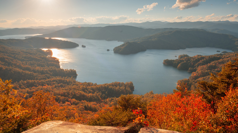 Lago Jocassee en Carolina del Sur, rodeado de un ardiente follaje de otoño