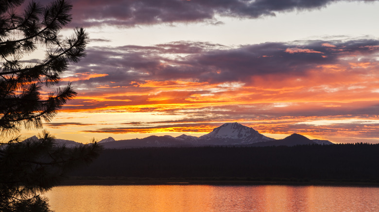 Puesta de sol sobre el lago Almanor en California