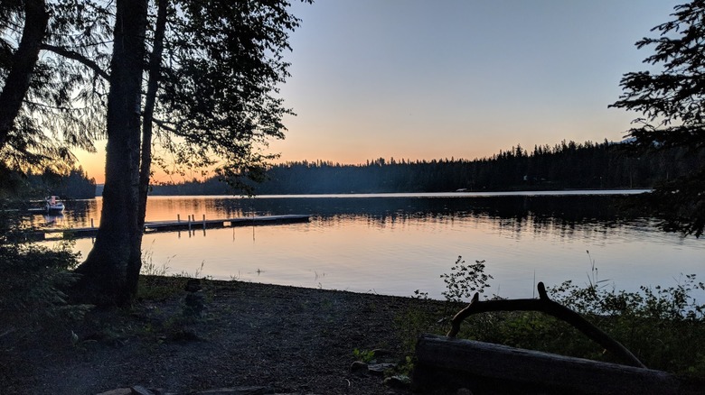 El lago de los cisnes en Montana al atardecer