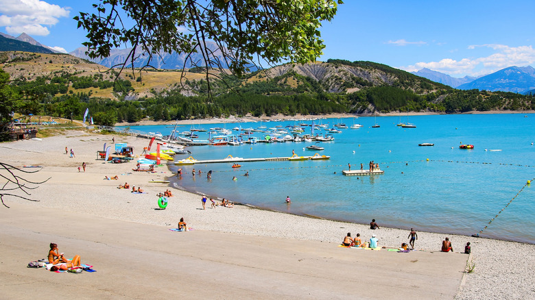 La playa de la bahía de Saint-Michel situada en el lago artificial más grande de Francia, Lac de Serre-Ponçon, en los Alpes franceses