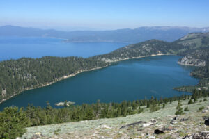 Olvídese del lago Tahoe, este sereno embalse cercano es una joya de la sierra norte para pescar y hacer senderismo