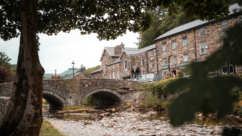 Una hilera de edificios de piedra en la ciudad de Beddgelert