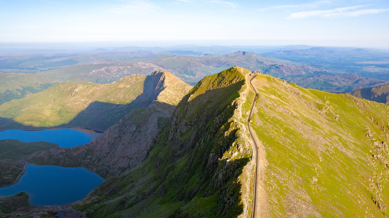 Un camino cruza una cresta en el macizo de Yr Wyddfa encima de Beddgelert