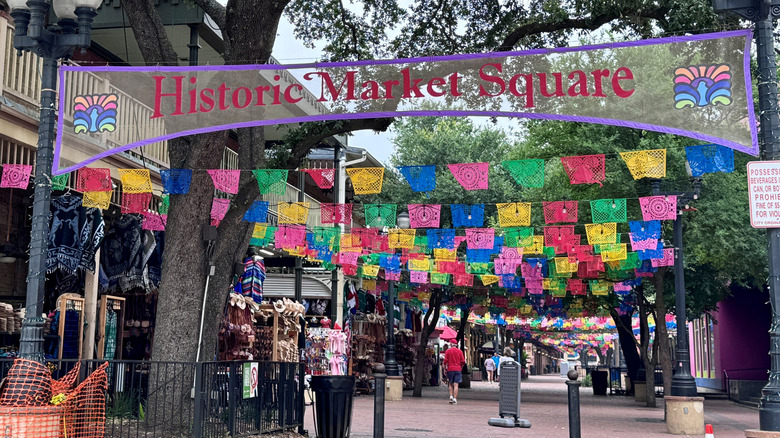 La histórica Plaza del Mercado es una gran parte de la historia cultural de San Antonio.