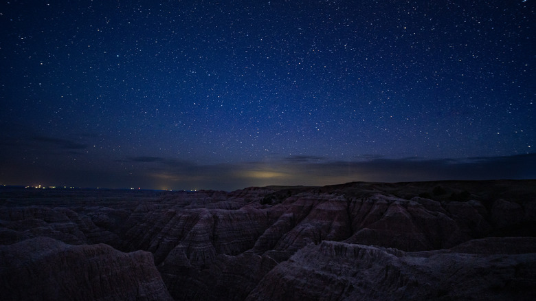 Estrellas sobre formaciones rocosas del Parque Nacional Badlands en Dakota del Sur