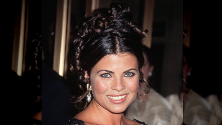 Yasmine Bleeth en la 14ª edición de los premios anuales del Consejo de Diseñadores de Moda de América en la ciudad de Nueva York en enero de 1995
