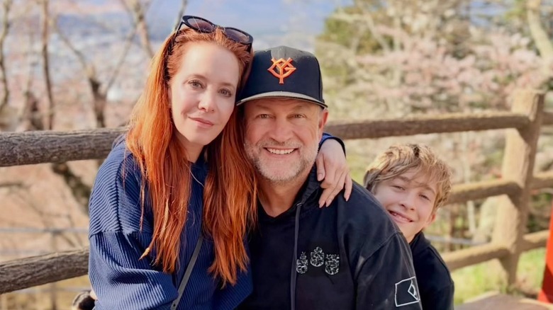 Amy Davidson posa con su marido y su hijo en la naturaleza
