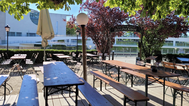 Asientos al aire libre en el Zollpackhof Beer Garden de Berlín