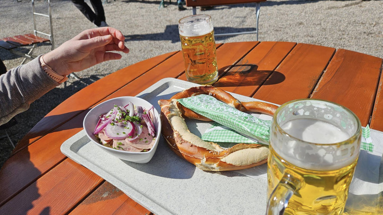 Comida y cerveza en una mesa en Zum Flaucher Biergarten en Munich