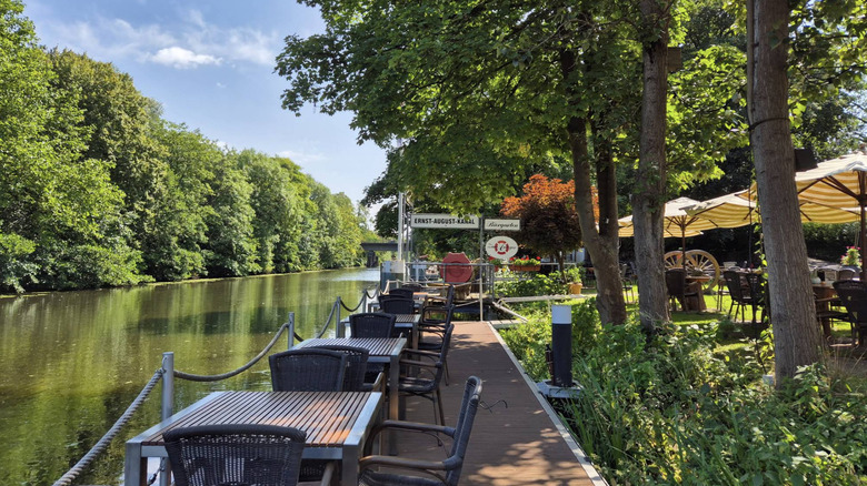 Asientos junto al río en Zum Angler en Hamburgo