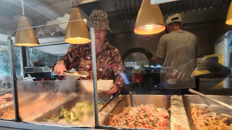Comida china y estadounidense de Nancy en Golden Villa Farmers Market en Stockton, California
