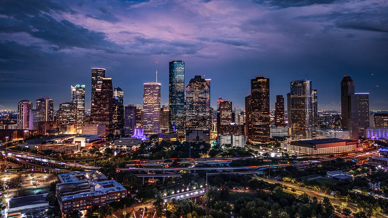 Vista aérea del centro de Houston por la noche