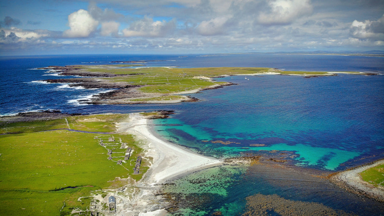 Una vista aérea de las islas Inishkea y el agua turquesa en un día soleado