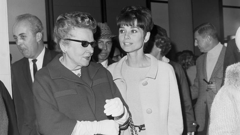 Audrey Hepburn y su madre Ella van Heemstra fotografiadas con chaquetones antes de los Premios de la Academia en 1965.