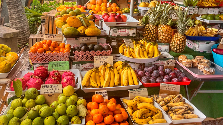 Una exhibición de frutas tropicales a la venta en un mercado de agricultores de Oahu