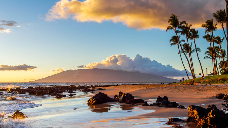 Atardecer en una playa de arena en la isla hawaiana de Maui