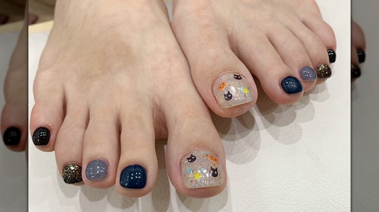 Pedicura brillante con temática de Halloween