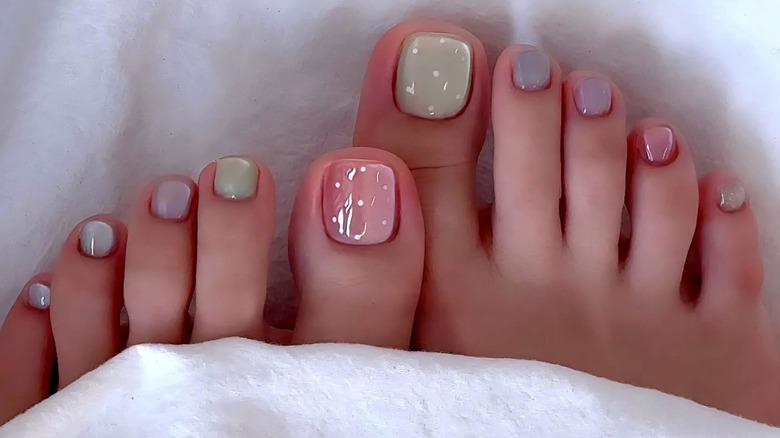 pedicura en colores pastel