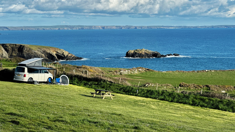 Una autocaravana estacionada junto a la costa de Pembrokeshire, cerca de St Davids y Solva