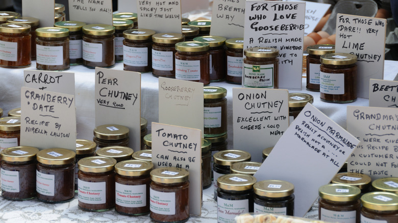 Botes de mermeladas a la venta en el Festival de Comida de Abergavenny