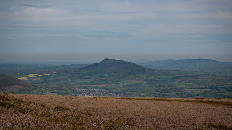 El pico de Skirrid Fawr se eleva sobre la ciudad de Abergavenny