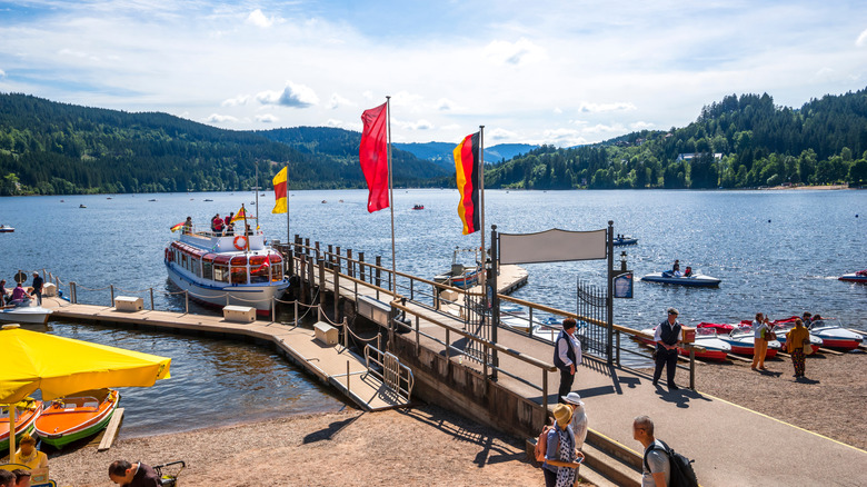 Muelle y playa en el lago Titisee en la Selva Negra de Alemania