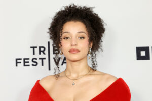 7 peinados para probar inspirados en celebridades conocidas por su cabello rizado