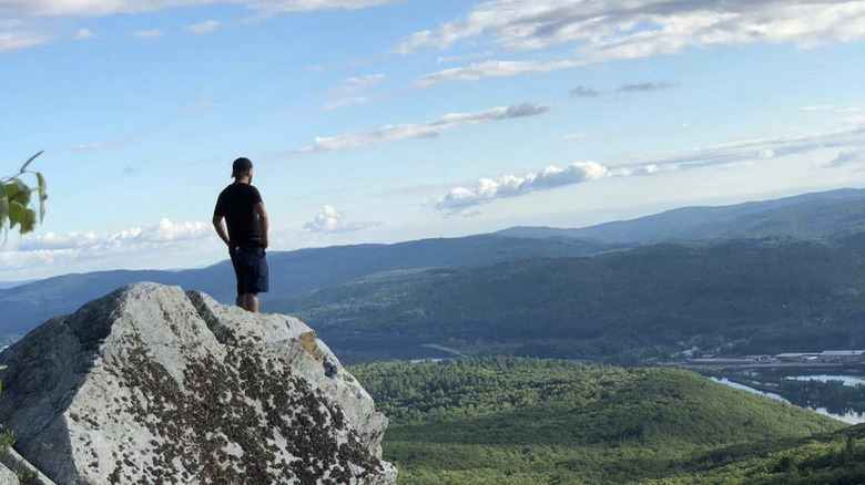 Un hombre de pie en el mirador de la montaña Wantastiquet