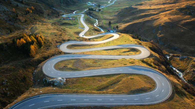 Sinuosa carretera de montaña Maloja Pass Suiza en la hora dorada