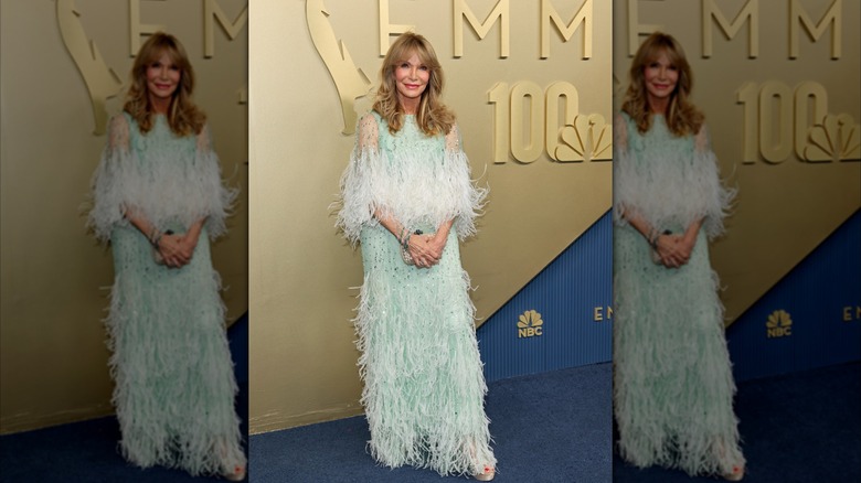 Jaclyn Smith con un vestido de Monique Lhuillier con plumas verde espuma de mar en la alfombra roja de los Premios Emmy 2026.